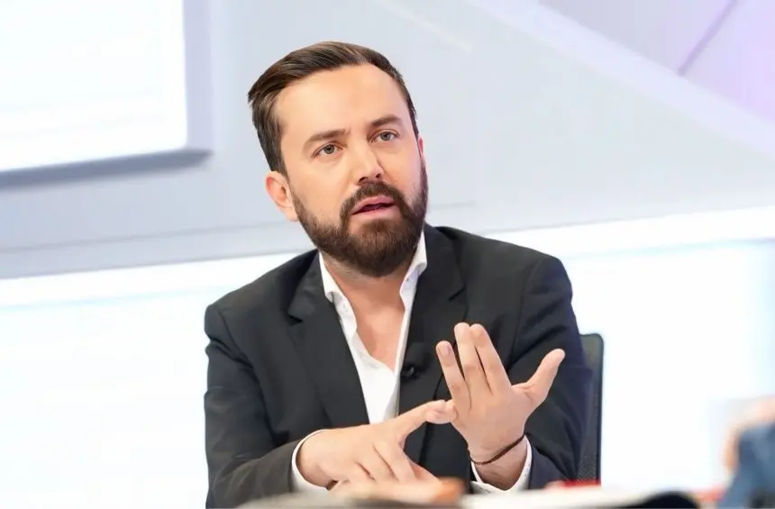 Arturo Ávila, vocero de Morena en la Cámara de Diputados, durante declaraciones sobre la demanda contra un diputado del PRI