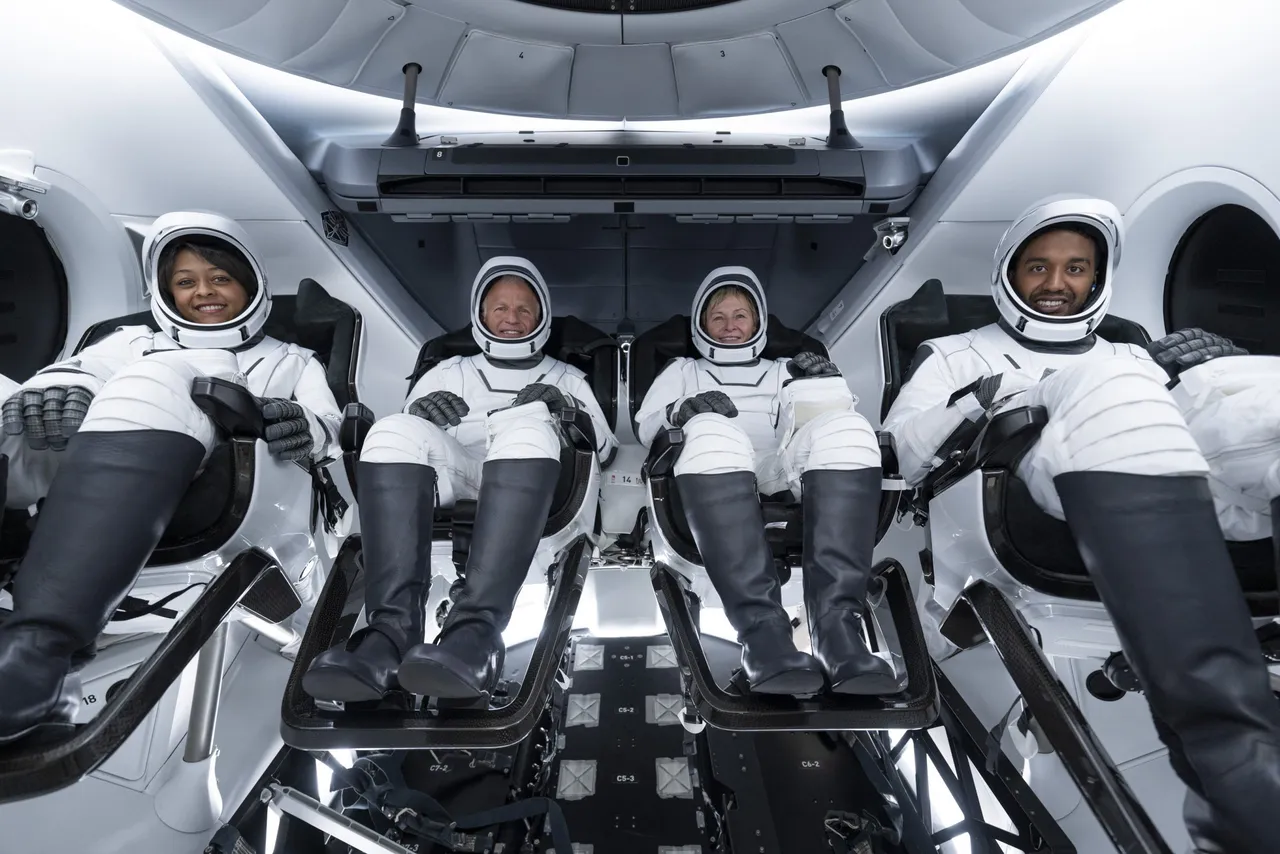 Los astronautas de la misión privada Ax-2 llegan a la Estación Espacial Internacional
