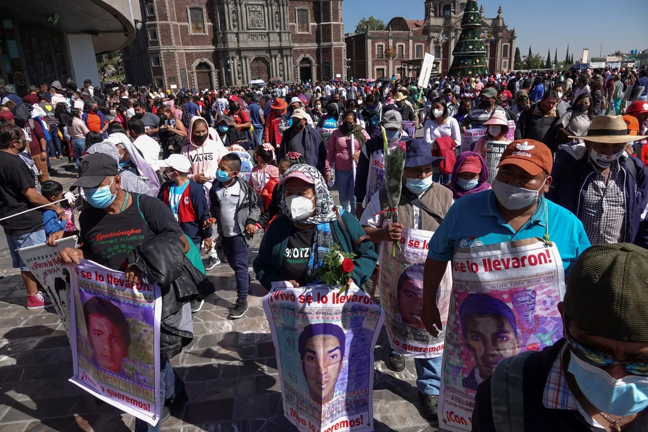 Protestan en Basílica de Guadalupe de México por 87 meses del caso Ayotzinapa