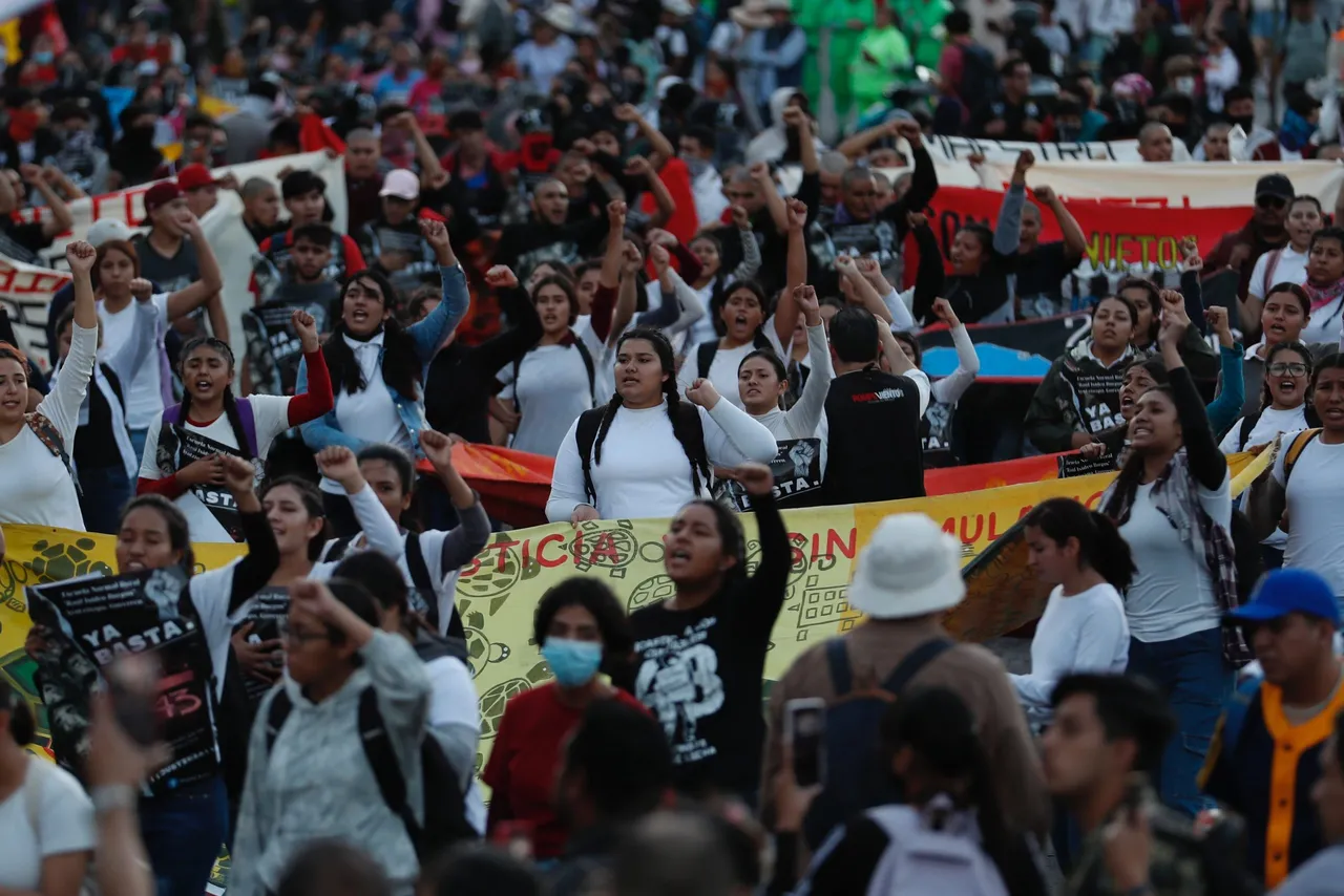 Miles de personas marcharon en México por retrocesos en caso Ayotzinapa nueve años después