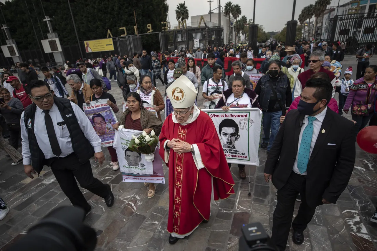 Familias de Ayotzinapa peregrinan a la Basílica de Guadalupe de México para pedir justicia