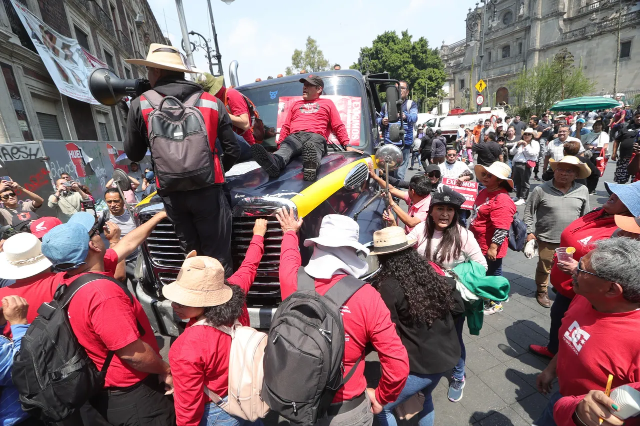 ¡Zafarrancho en el Zócalo! Maestros de la CNTE se enfrentan a policías