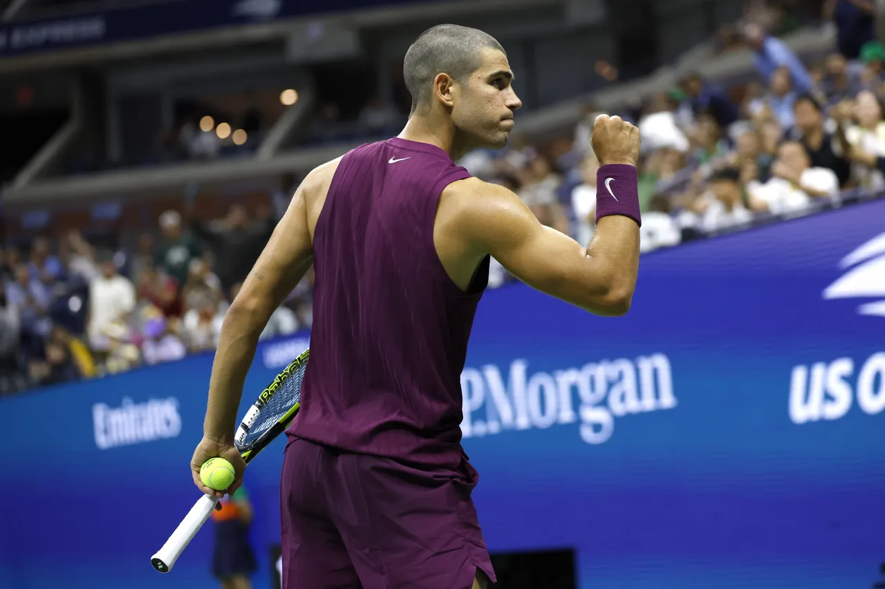 Carlos Alcaraz de España levanta su puño hacia el box de su equipo después de ganar un punto de partido contra Reilly Opelka de EE. UU. durante la primera ronda del US Open.