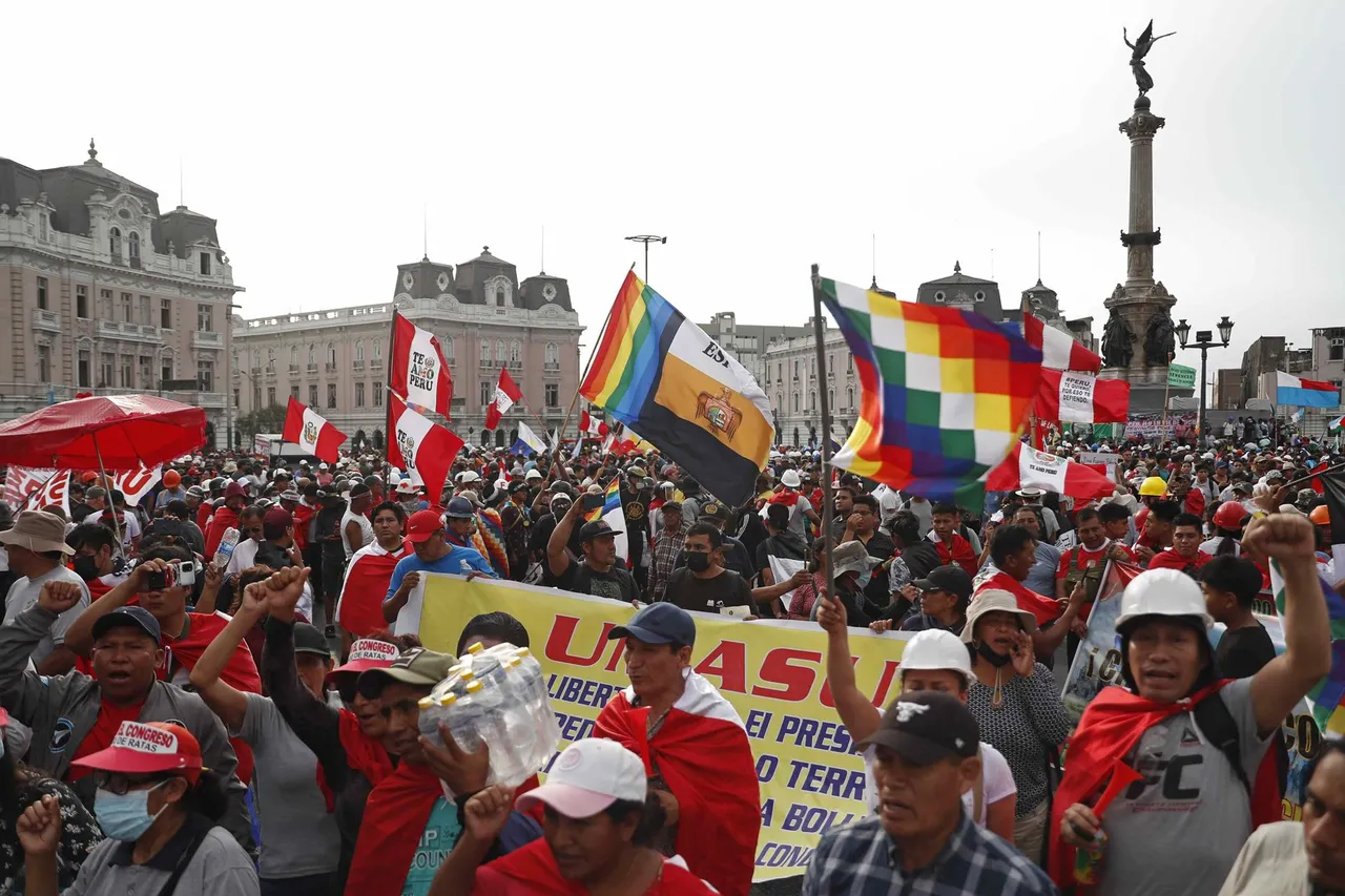 Perú reporta más de 70 puntos con tránsito interrumpido por las protestas