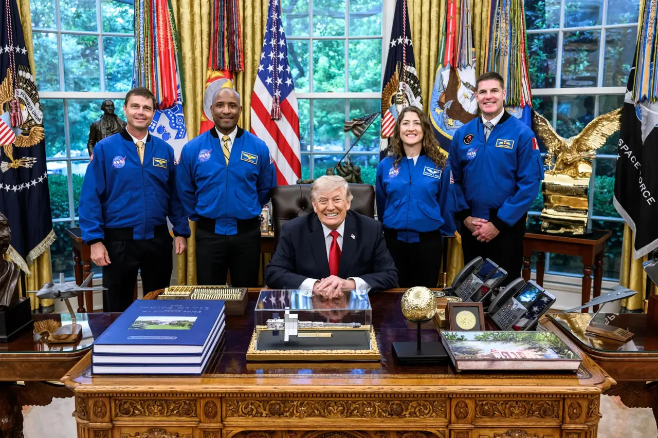 Donald Trump entrega la Medalla de Honor Espacial del Congreso a los astronautas de Artemis II en Houston.