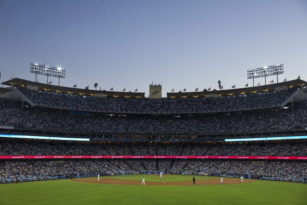 Dodger Stadium en la previa para su último juego de la temporada y el quinto de la Serie Mundial