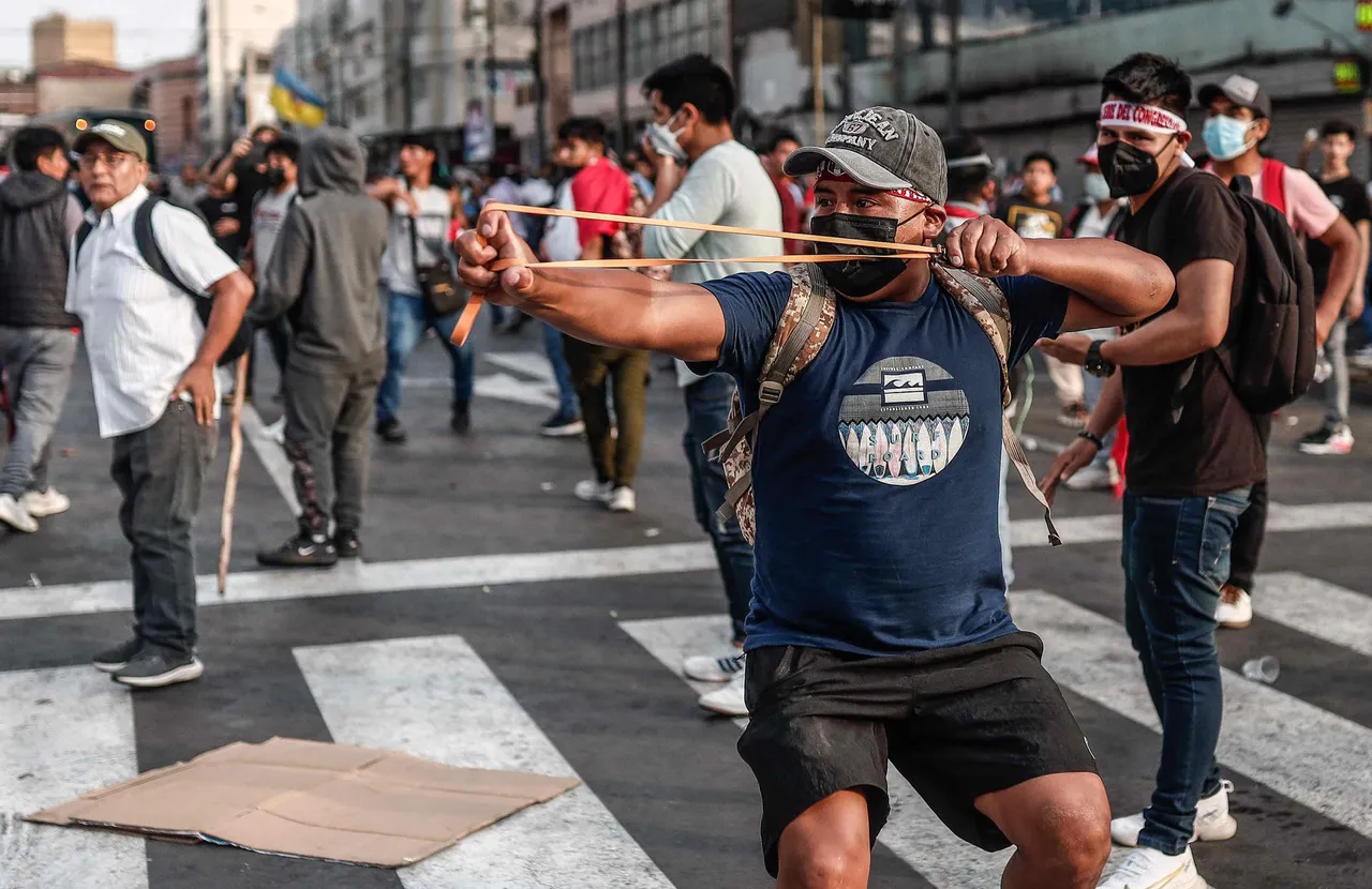 Protestas en Lima por cierre del congreso