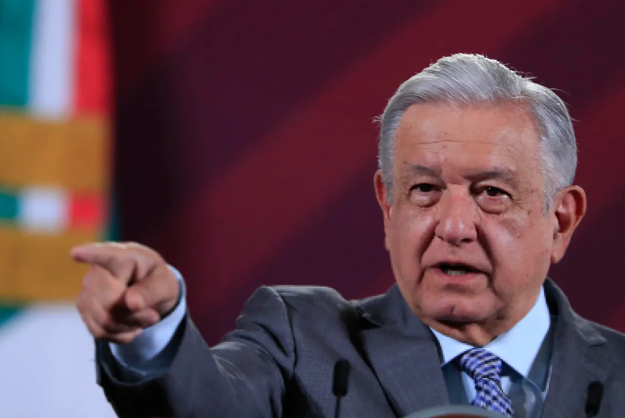 AMLO DEDO RF
