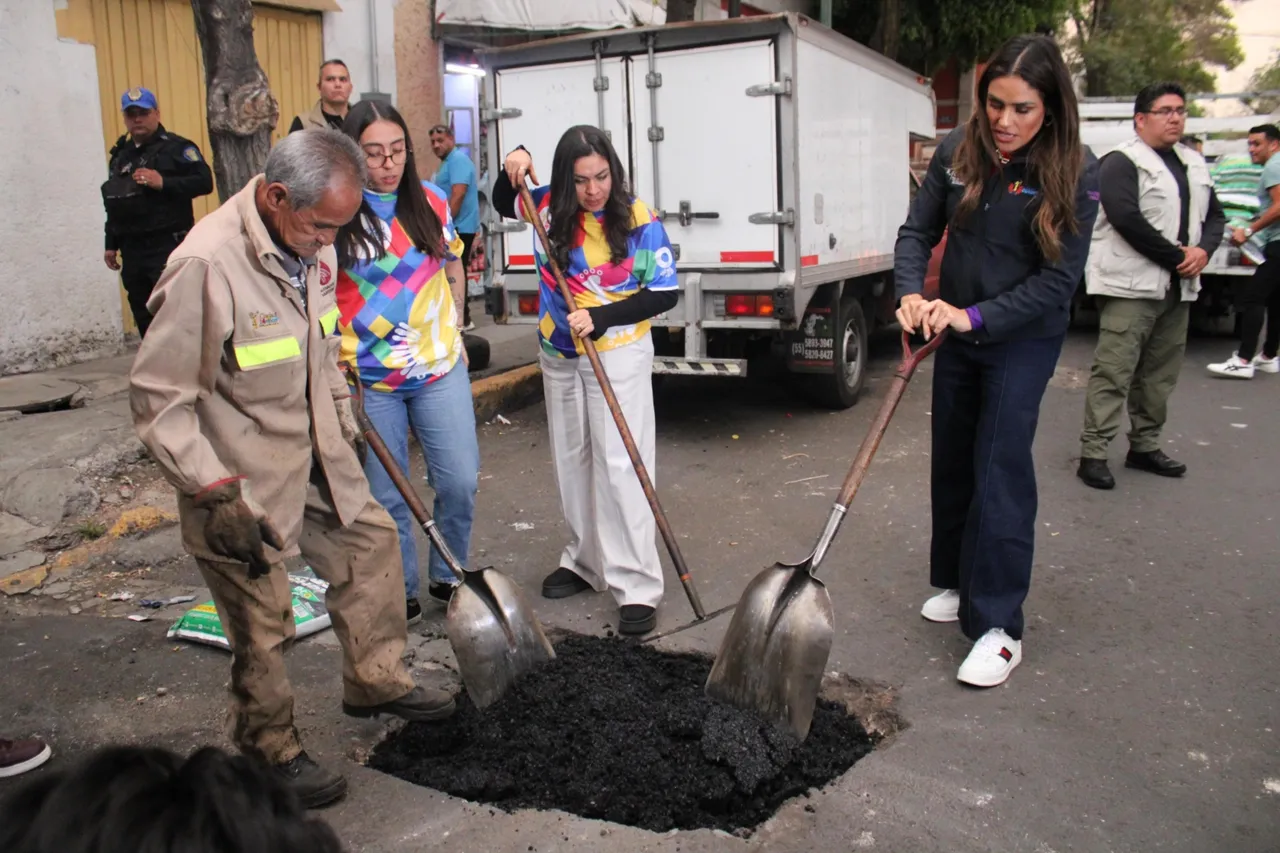 Alessandra Rojo de la Vega encabezando brigada de bacheo.