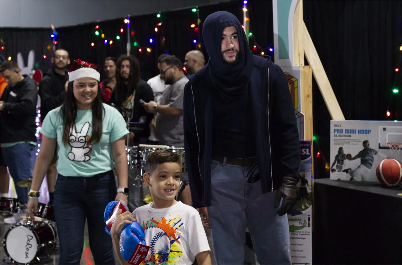 Bad Bunny entrega por cuarta vez en Puerto Rico obsequios navideños a niños y jóvenes