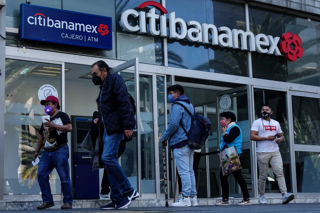 Personas transitan frente a una sucursal de Citibanamex. El pasado 13 de enero Citigroup anunció la venta de la marca Banamex