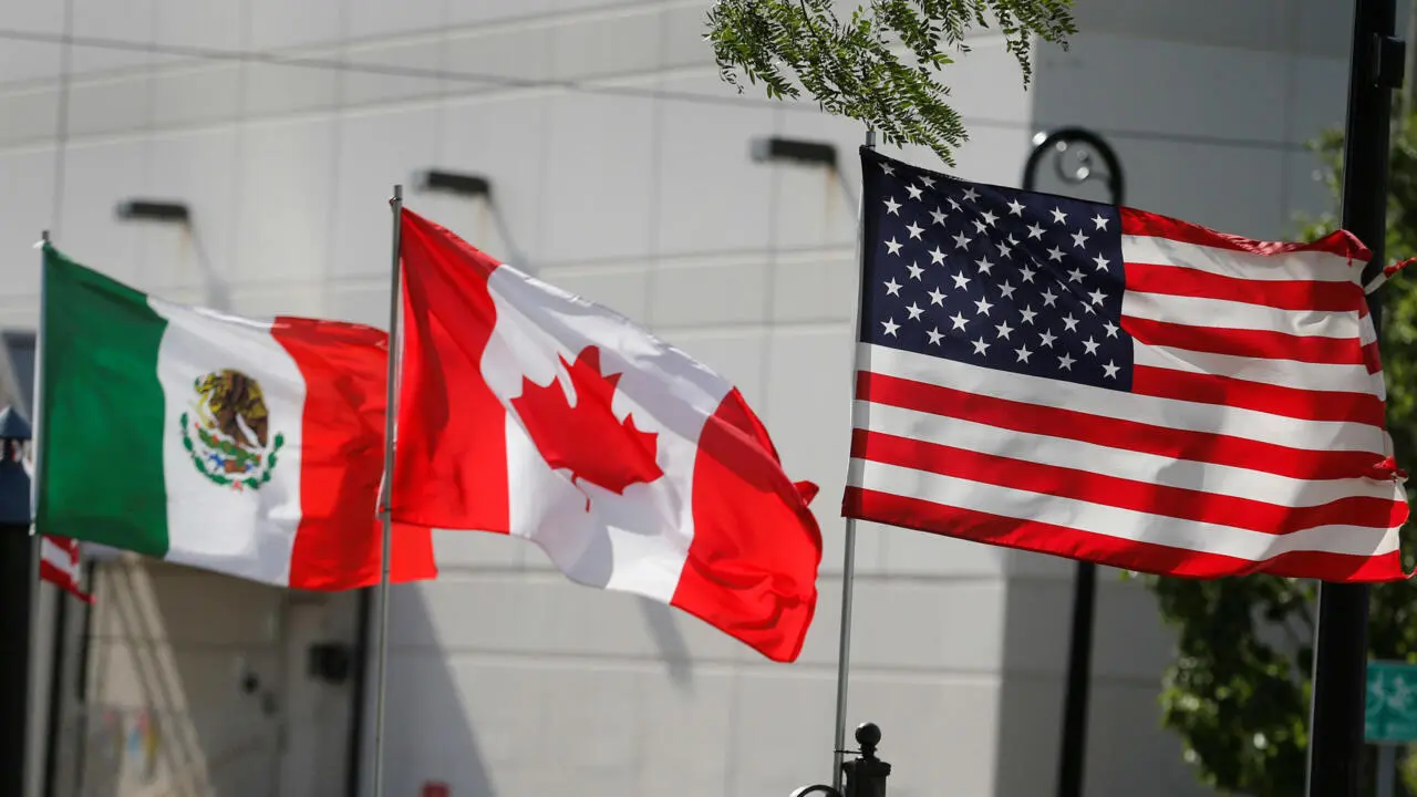 Banderas de México, EE.UU., Canadá ondeando 