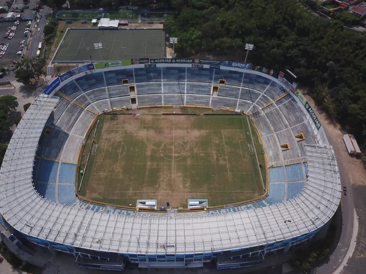 Rinden homenaje a los aficionados fallecidos en estadio Cuscatlán en El Salvador