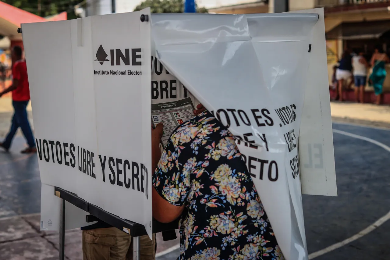 Mexicanos votan bajo resguardo policial en Coyuca tras el asesinato del candidato opositor