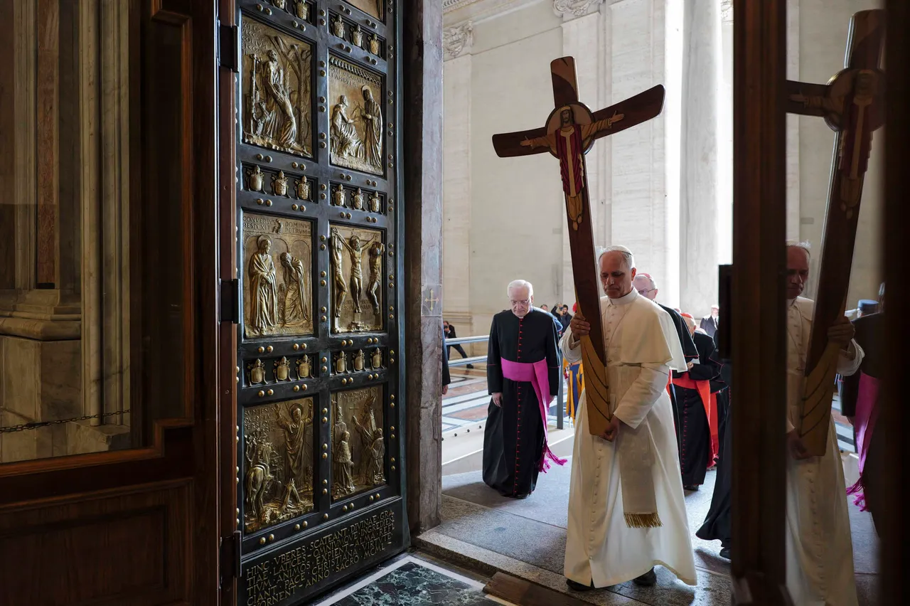 El papa atravesó la Puerta Santa y dijo que para servir en el Vaticano hay que ser santos