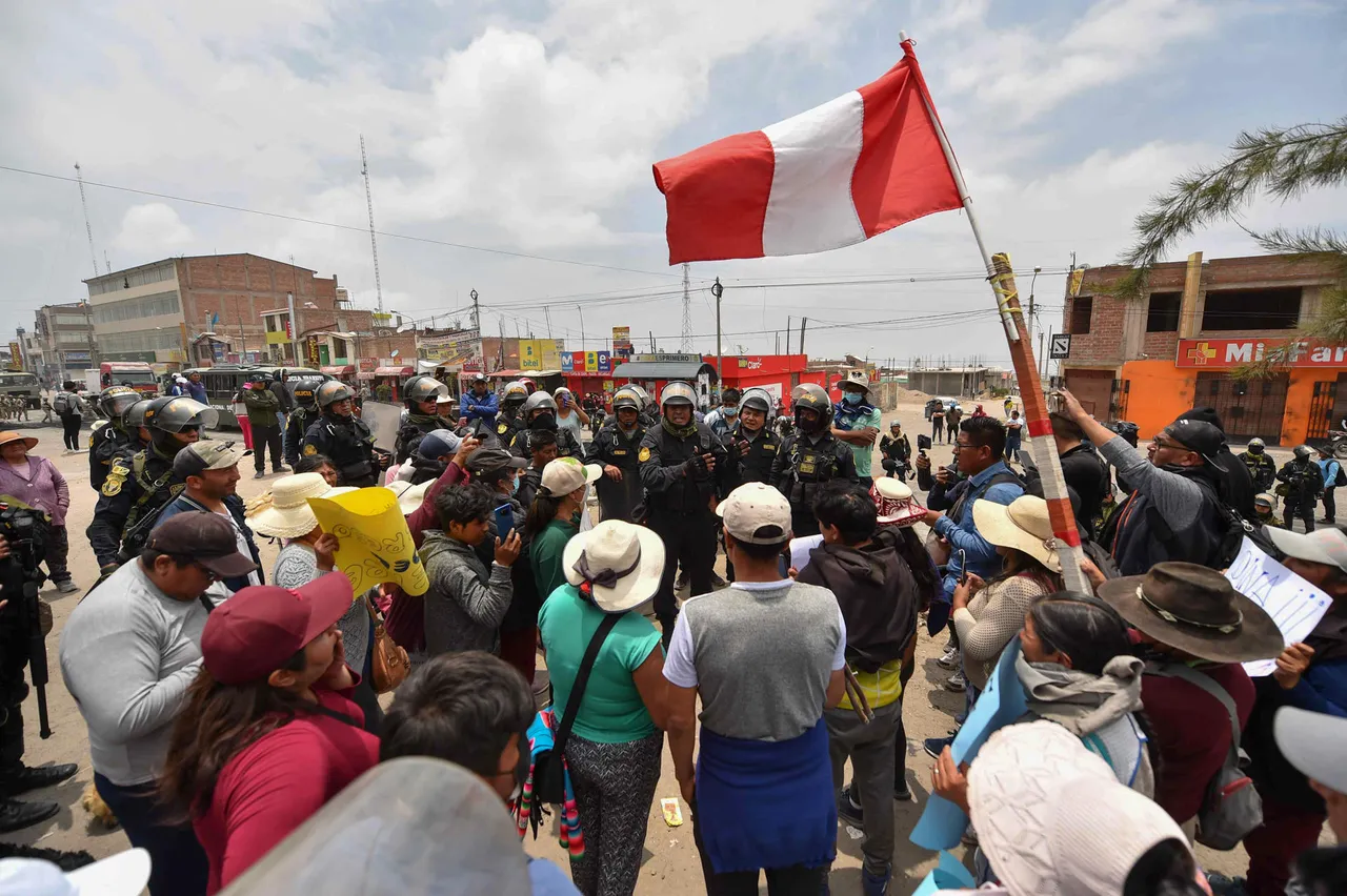 Policías y militares peruanos desbloquean calles en Arequipa, Perú
