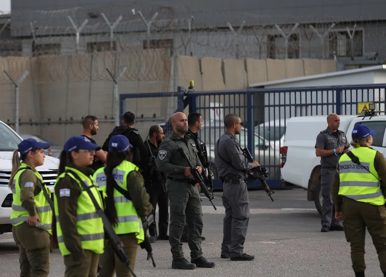 Security guards Ofer military prison ahead of expected Palestinian prisoner release