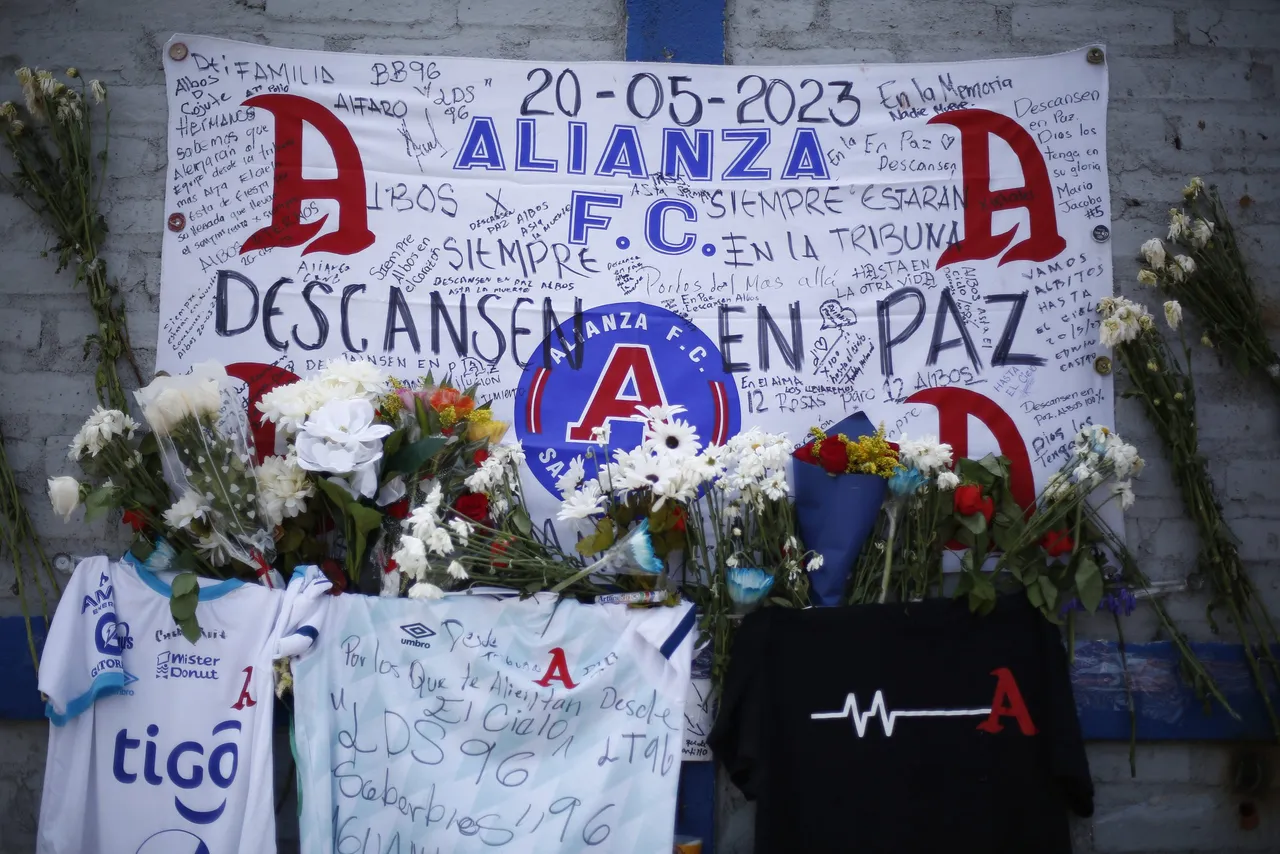 Rinden homenaje a los aficionados fallecidos en estadio Cuscatlán en El Salvador