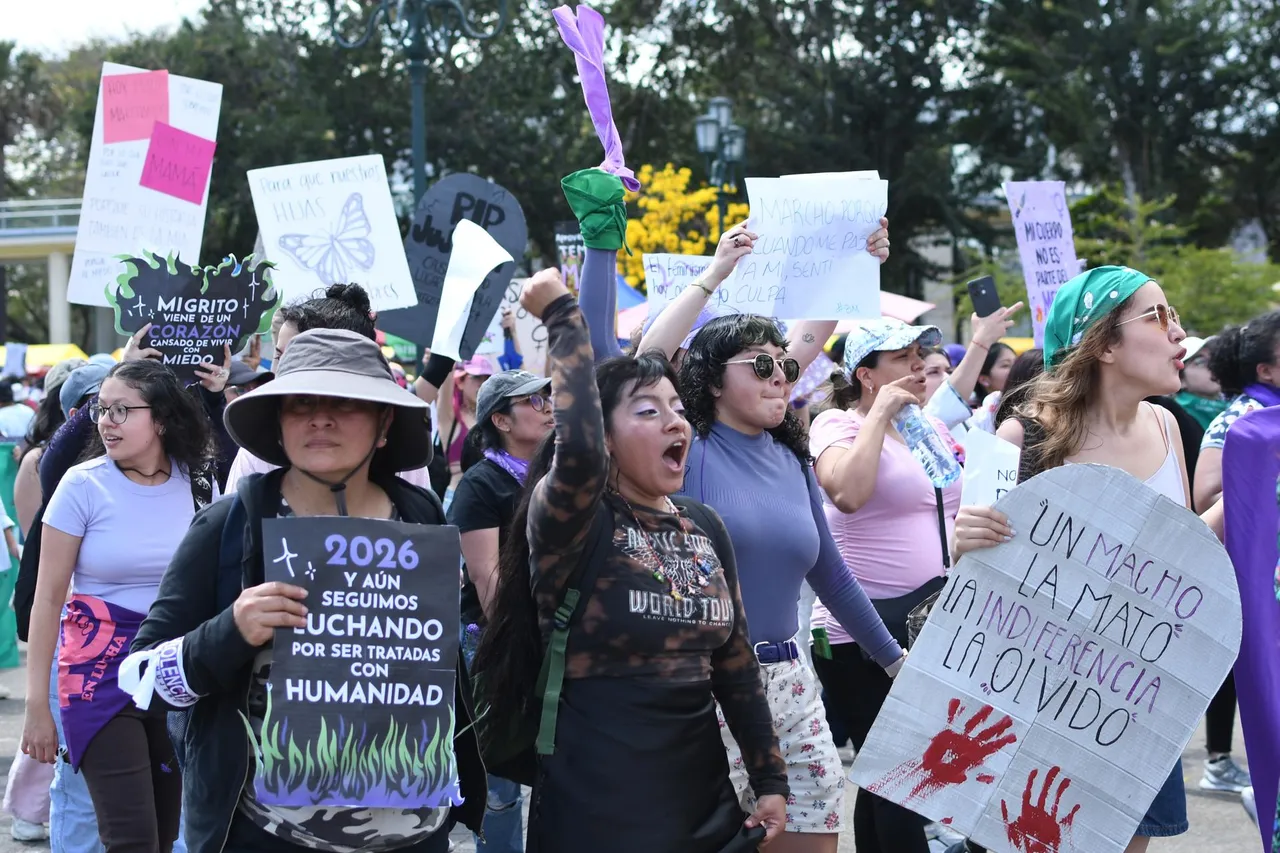 Miles de mujeres marcharon en ciudades de Latinoamérica para conmemorar el Día Internacional de la Mujer y exigir el fin de la violencia de género