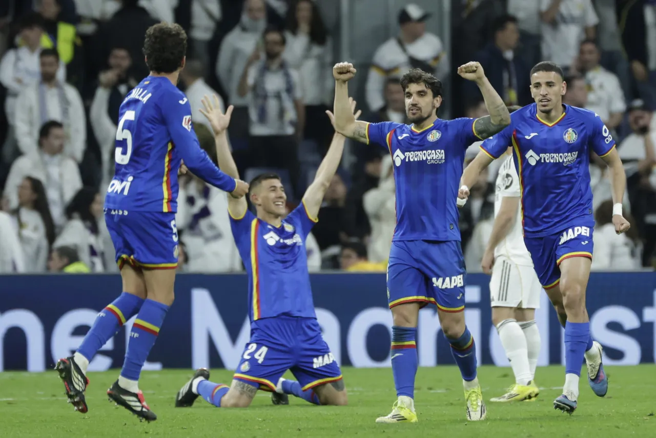 Los jugadores del Getafe celebran la victoria, al término del partido de LaLiga de fútbol que Real Madrid