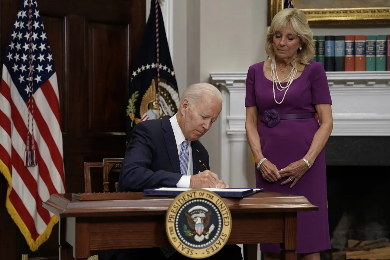 Joe Biden signs the bipartisan gun bill &#8211; Washington