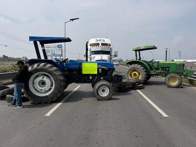 Viajeros y transportistas enfrentan complicaciones para llegar al Aeropuerto Internacional Felipe Ángeles