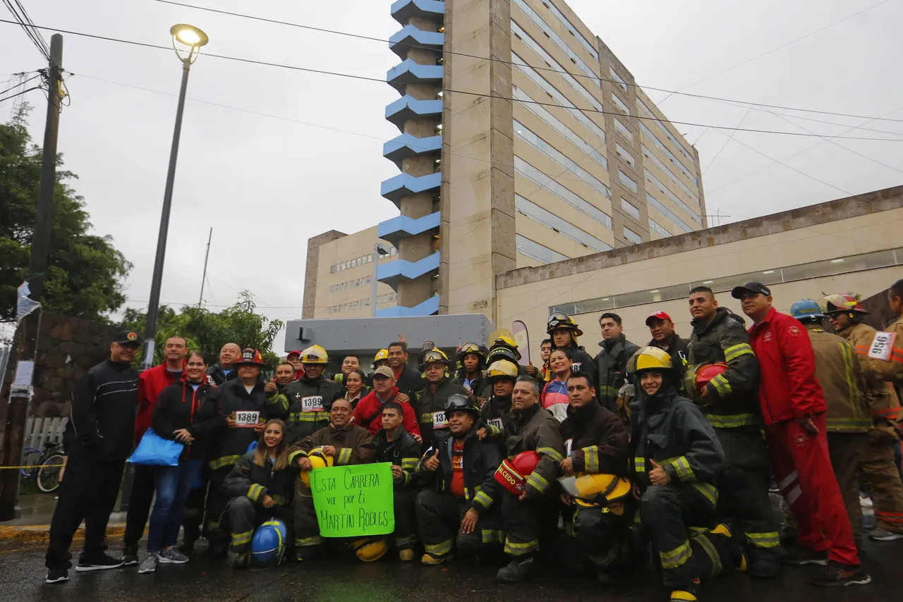 Bomberos mexicanos alcanzan las alturas para ayudar a niñez con quemaduras graves