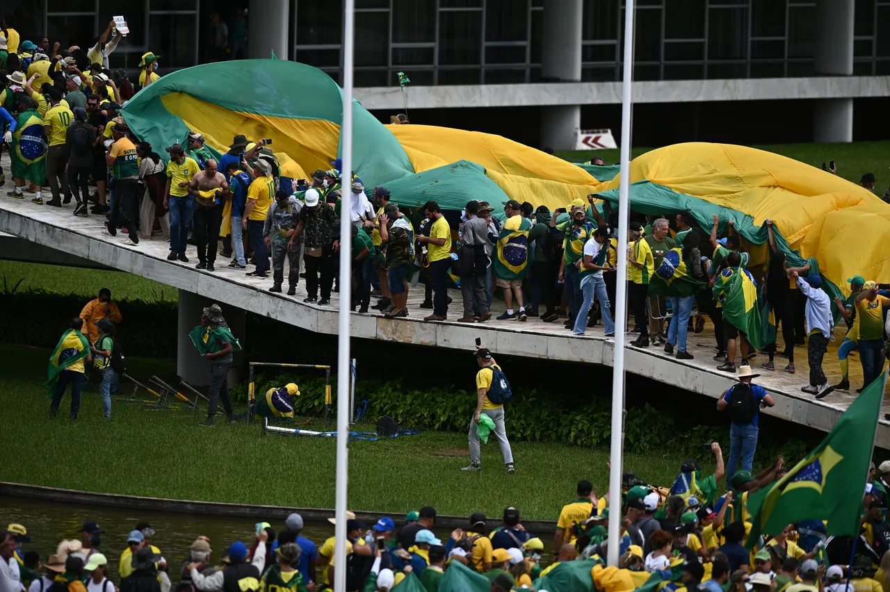 Manifestantes invaden sede del poder y la Presidencia de la República en Brasil.