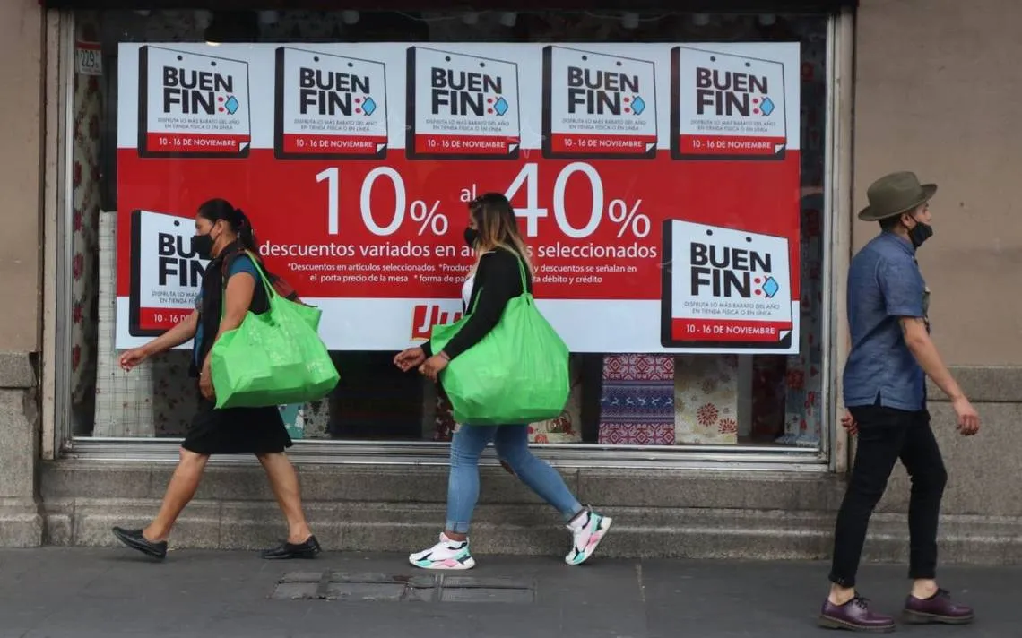 Miles de personas acudieron a las tiendas de las calles principales del Centro Histórico para aprovechar las ofertas del buen fin en su penúltimo día. La Ciudad se mantiene en semáforo verde epidemiológico.