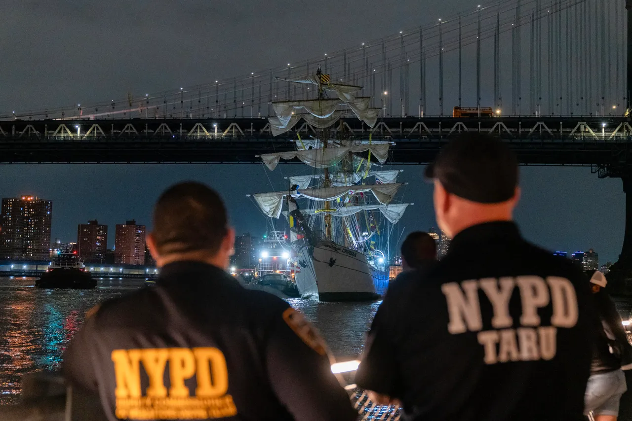 Veintitrés heridos, 4 de ellos graves, al chocar velero Cuauhtémoc con puente de Brooklyn