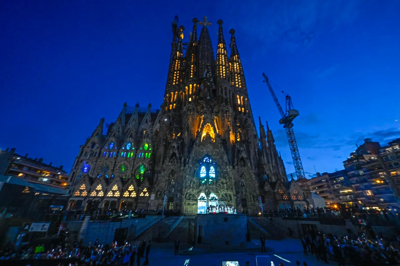 El papa León XIV bendice la Torre de Jesús de la Sagrada Familia