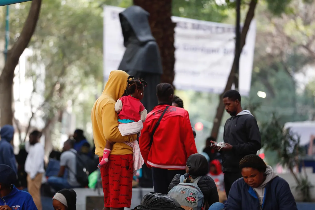 Migrantes se mantienen en campamento de la Ciudad de México pese a intento de desalojo