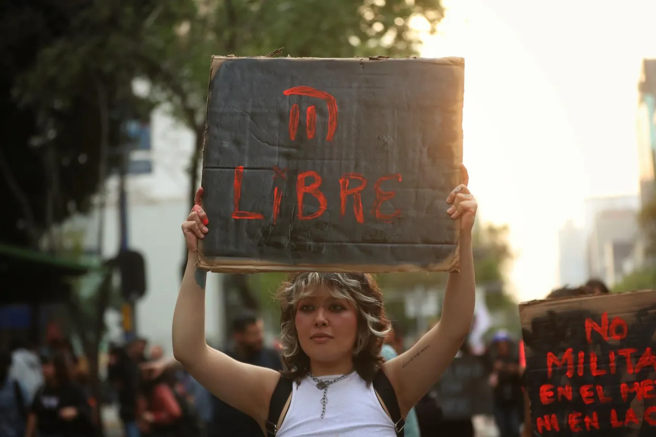 Cientos marchan en Ciudad de México para sacar al Ejército del metro
