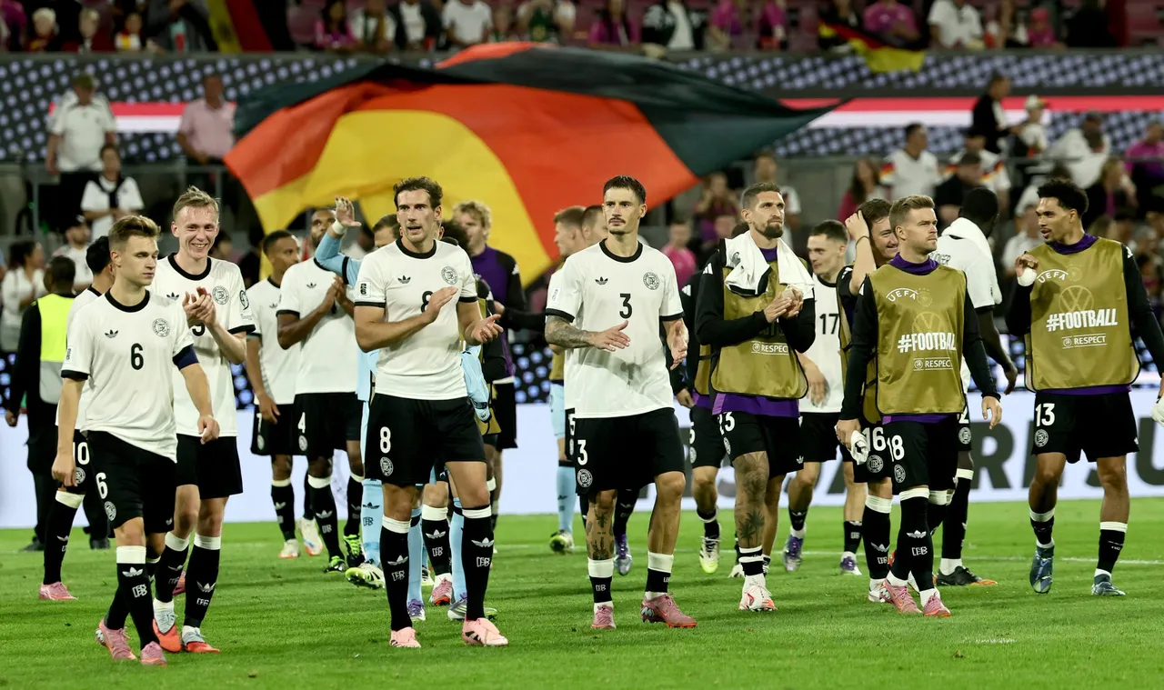 Players of Alemania greet their supporters after winning the FIFA World Cup