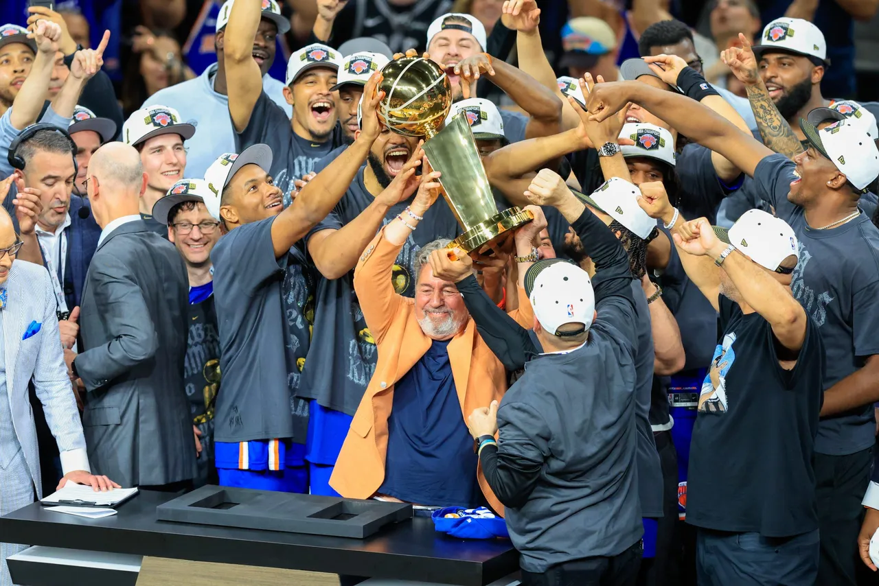 Los New York Knicks se proclamaron este sábado campeones de la NBA por primera vez en 53 años, tras imponerse por 94-90 a los Spurs en el Frost Bank