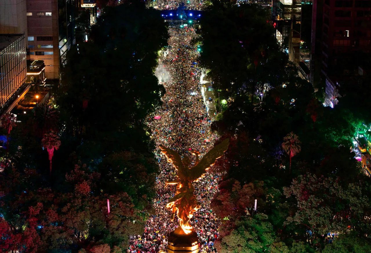 Mexicanos celebran en el Ángel de la Independencia en Ciudad de México