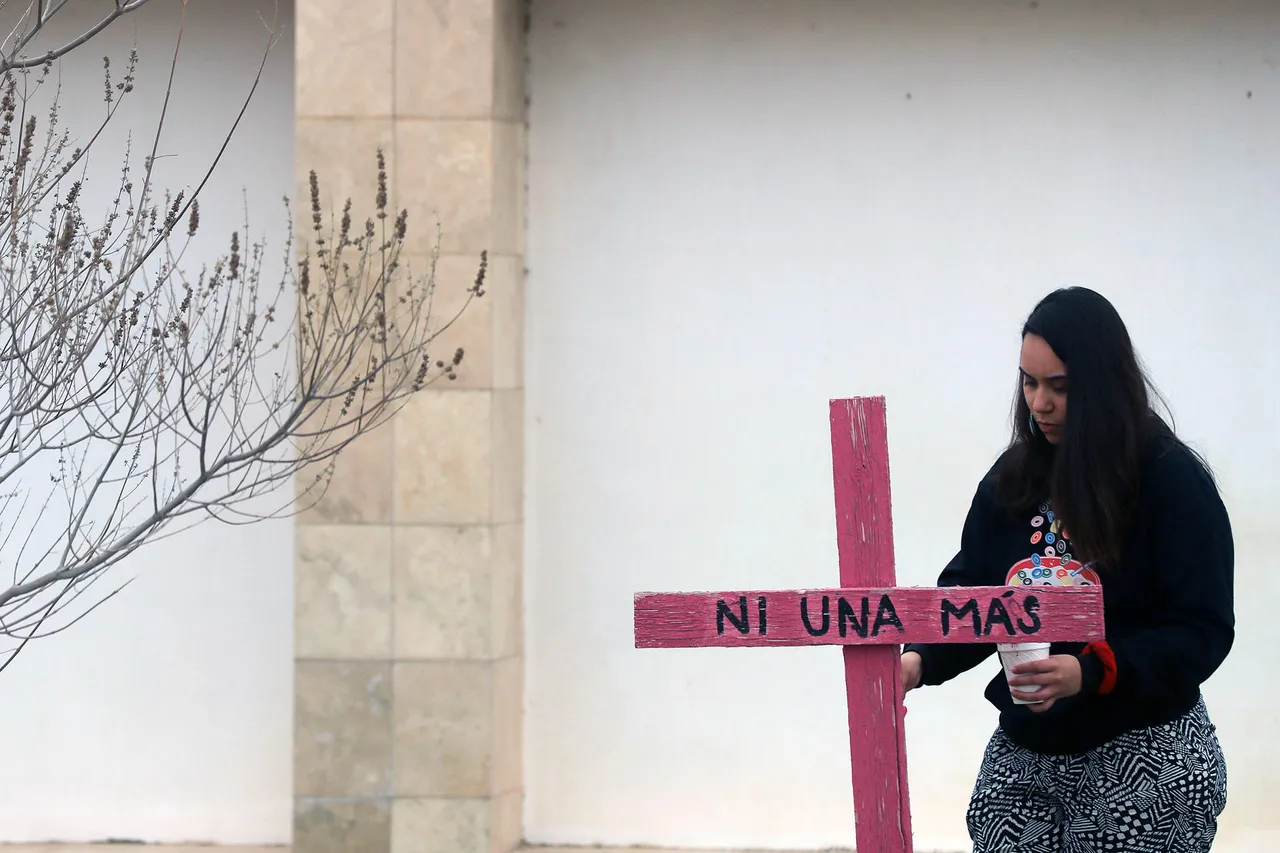 Mujeres pintan cruces ante epidemia de feminicidios en norte de México
