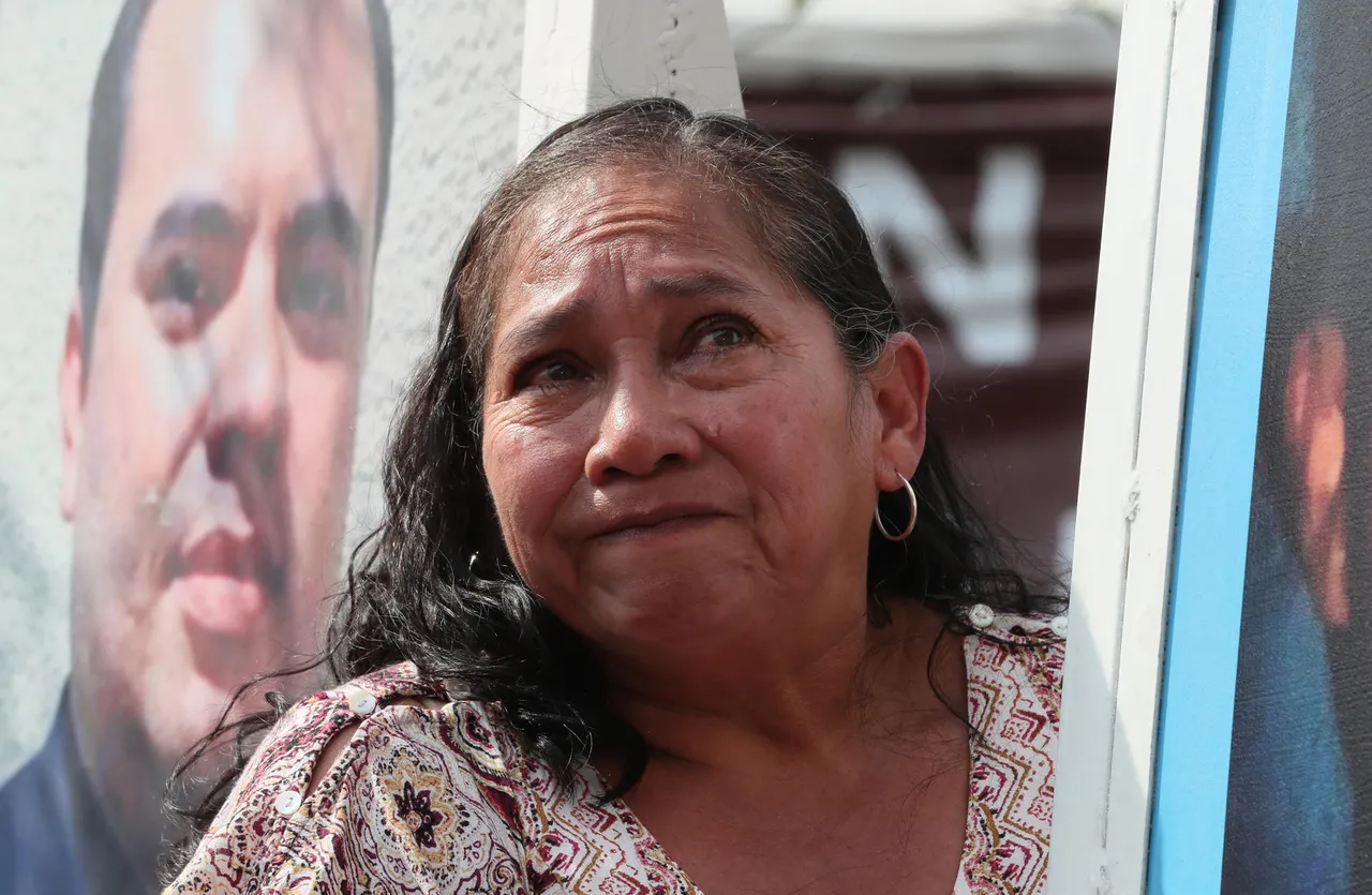 Instalan fotos en el Zócalo de México para &#8220;sembrar la memoria&#8221; de migrantes desaparecidos