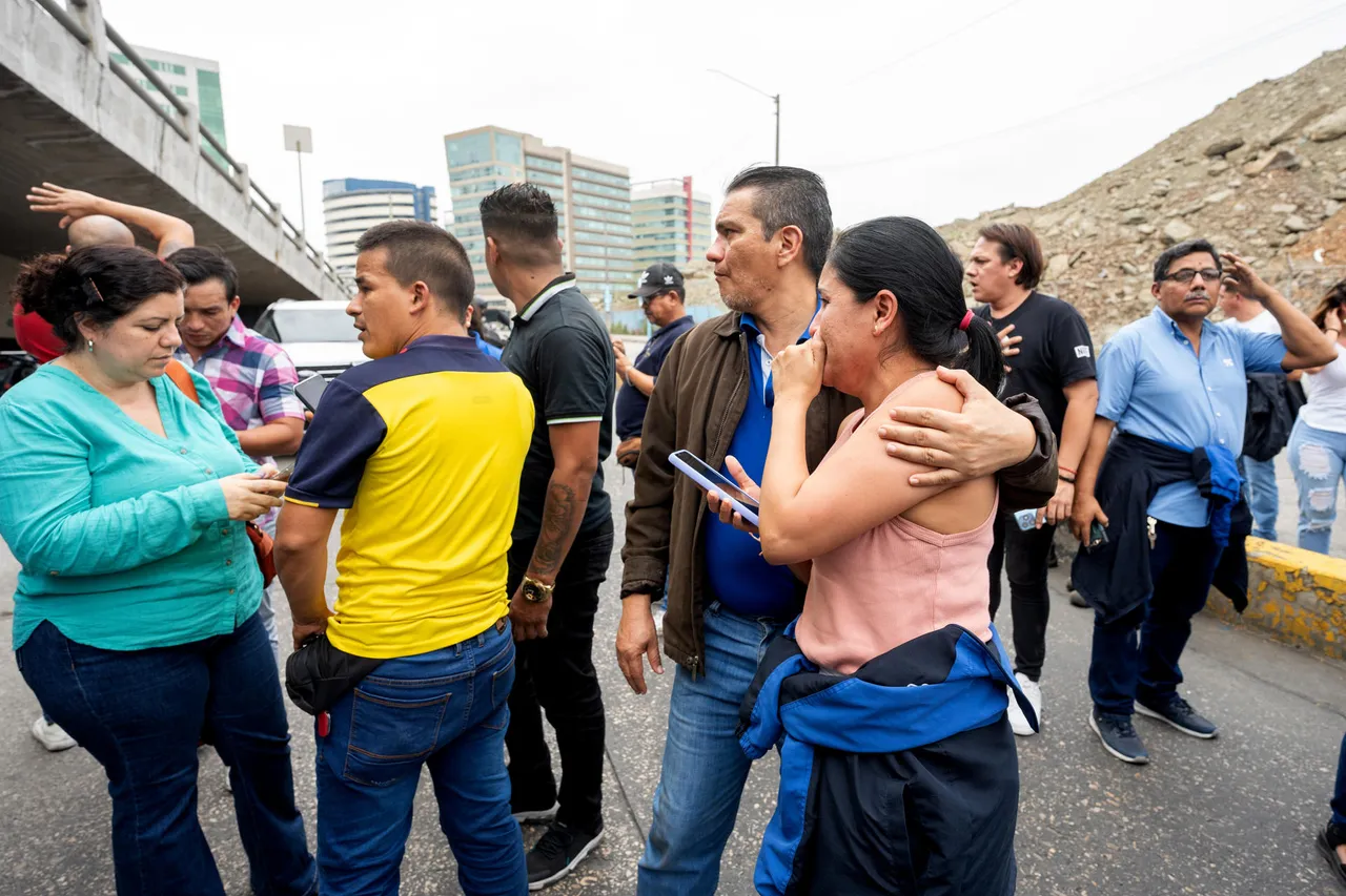 Policía ingresa a canal de ocupado por hombres armados y detiene a varios individuos