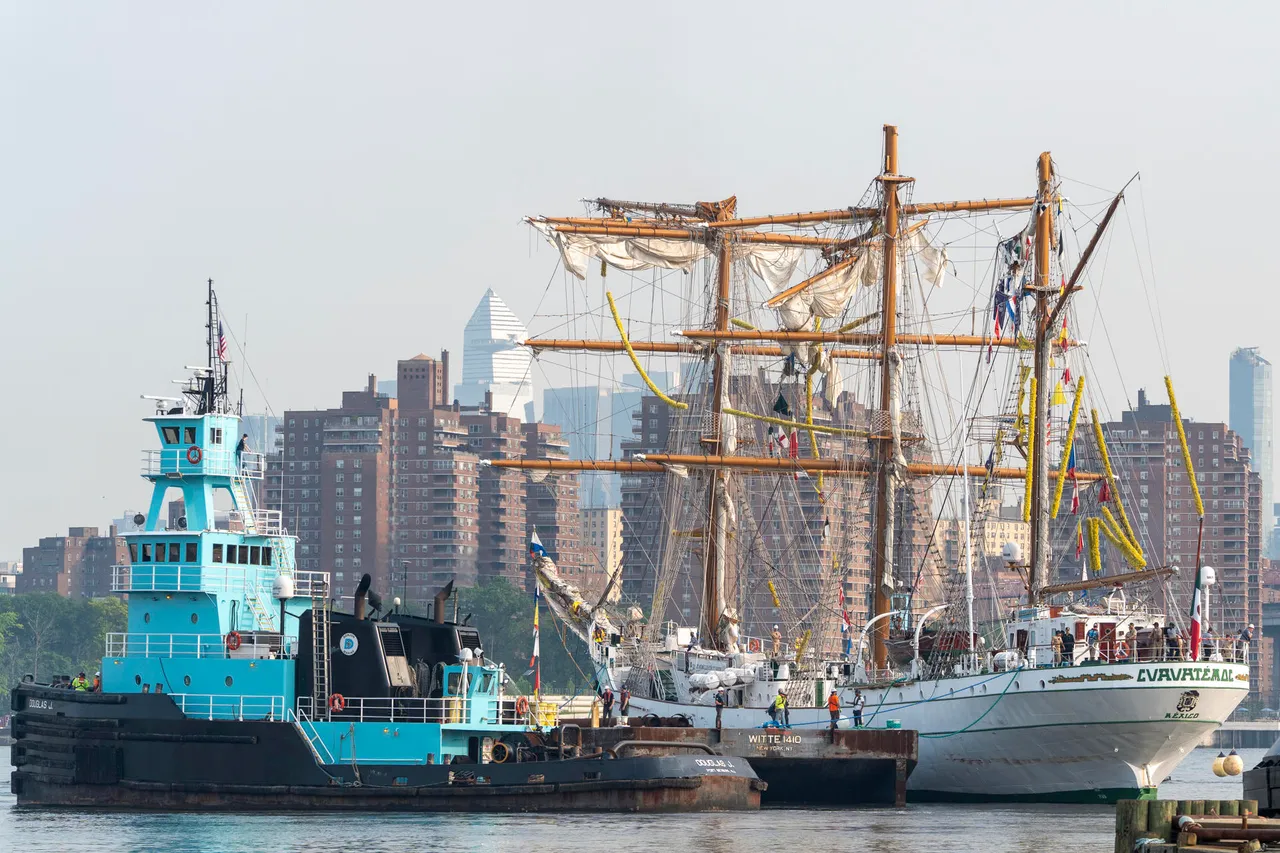 El Cuauhtémoc accidentado el 13 de mayo, enviado a un muelle de reparación en Brooklyn