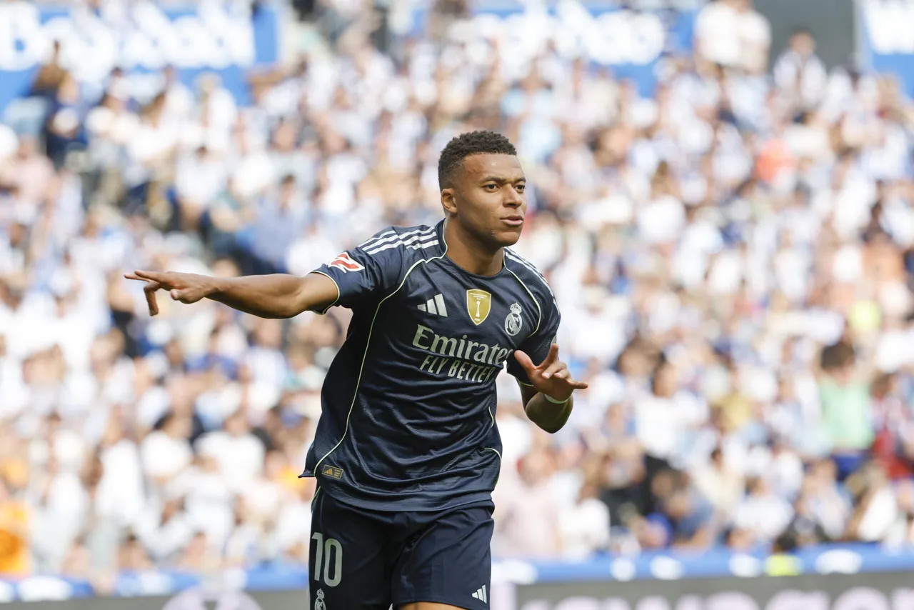 El delantero francés del Real Madrid, Kylian Mbappé, celebra su gol contra la Real Sociedad