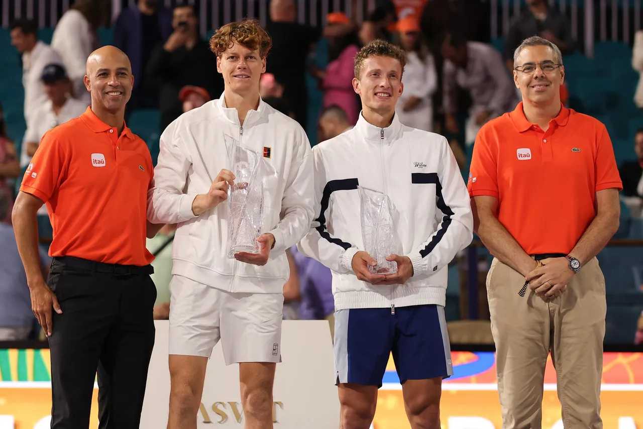 El italiano Jannik Sinner conquistó el Masters 1.000 de Miami y se convirtió en el primer tenista masculino en completar el 'Sunshine Double' desde Roger Federer en 2017