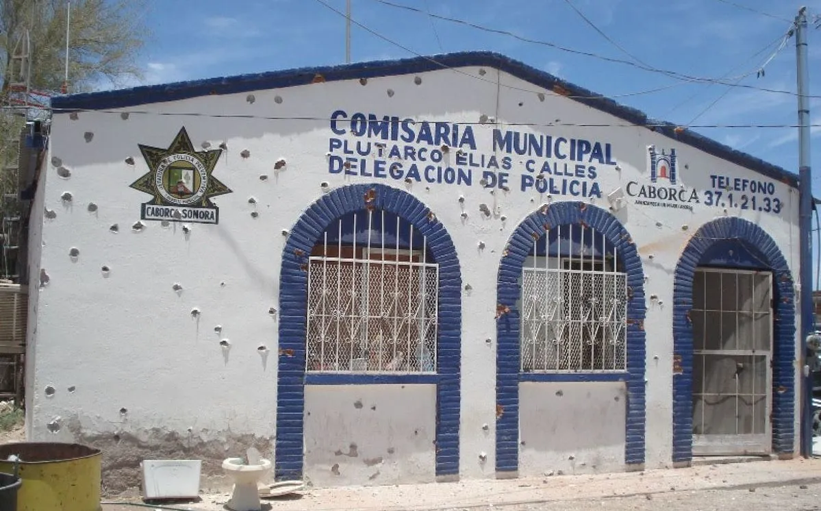 CABORCA, SONORA, 04JUNIO2009.- En la fachada de las  las oficinas de la comandancia de la Policía Municipal denominada &#8220;la Y Griega&#8221; se aprecia los impactos de bala tras el ataque de un grupo armado. La Policía mexicana halló este jueves los cadáveres de 11 hombres dentro de una camioneta abandonada sobre la carretera Internacional, a la altura del kilómetro 125, del tramo Caborca- Sonora. La Policía Estatal Investigadora (PEI) de Sonora, fronterizo con Estados Unidos, dijo en un reporte que nueve de los cuerpos estaban mutilados &#8220;de piernas y manos&#8221; y sobre ellos fue dejado un mensaje &#8220;relacionado con grupos delictivos dedicados al narcotráfico&#8221;.FOTO: EL DIARIO DESIERTO/CUARTOSCURO.COM