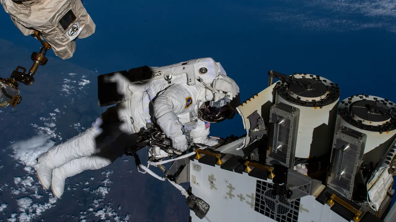 Las astronautas Jessica Meir y Sophie Adenot realizan una caminata espacial para realizar trabajos de mantenimiento en la Estación Espacial Internacional.