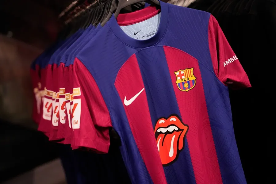 El Barcelona pone a la venta una edición limitada de la camiseta del primer equipo de fútbol con el logotipo de los Rolling Stones