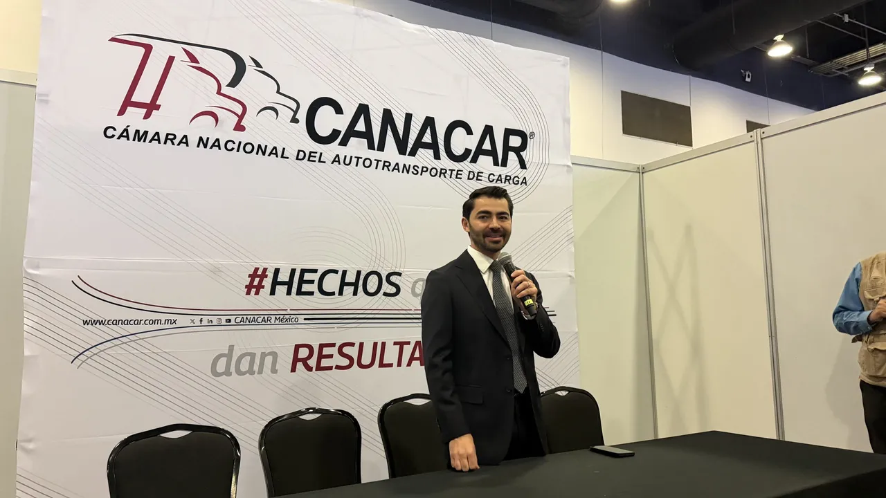 Augusto Ramos Melo, presidente de CANACAR, explicando los riesgos de la reducción de la jornada laboral en el sector transporte