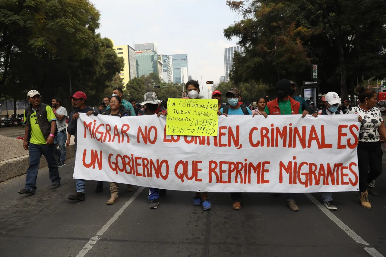 Caravana migrante continúa avanzando por el estado mexicano de Chiapas
