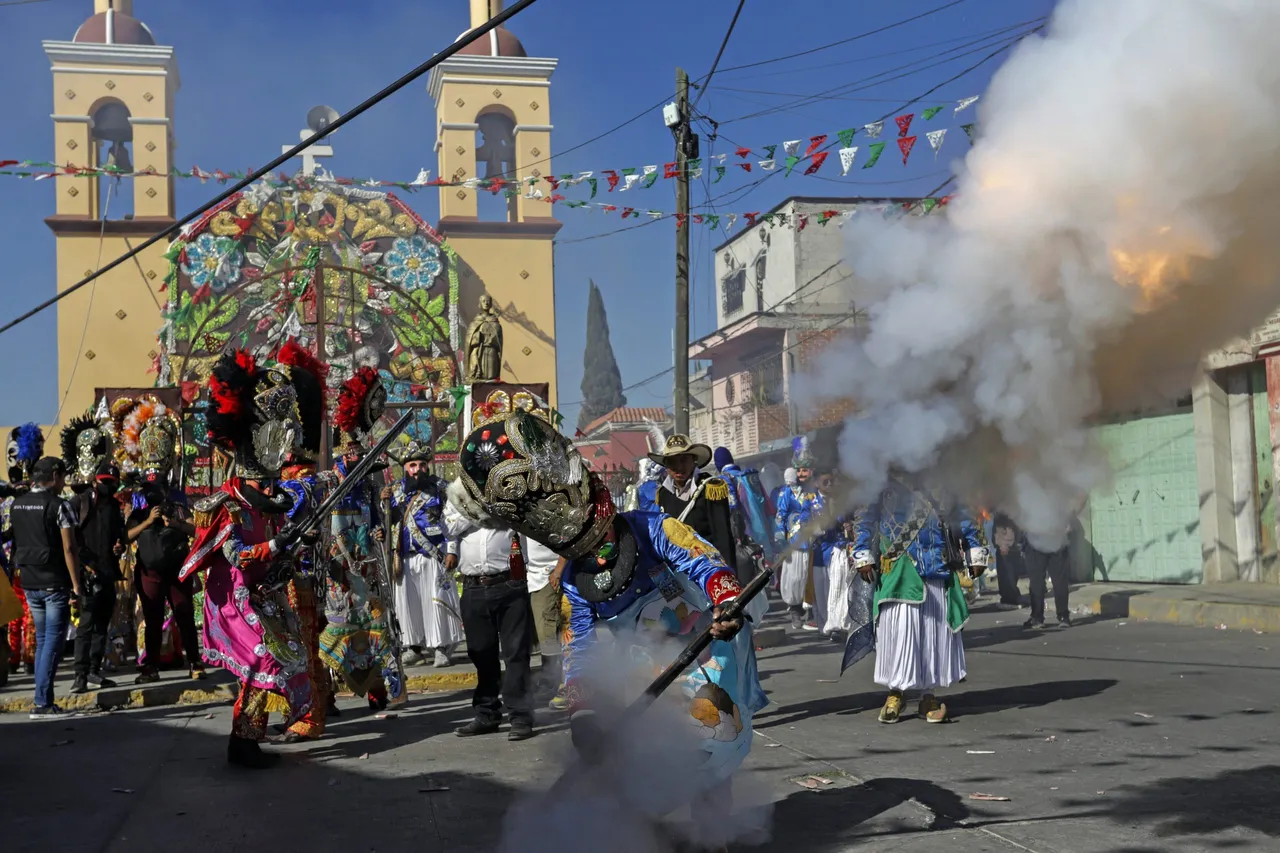 Estruendoso carnaval en centro de México celebra su edición 155