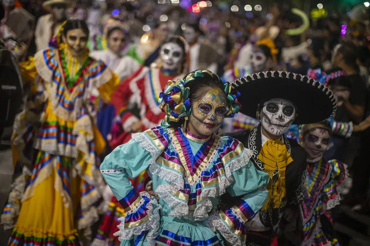 Las catrinas desfilan en Ciudad de México como antesala del Día de Muertos