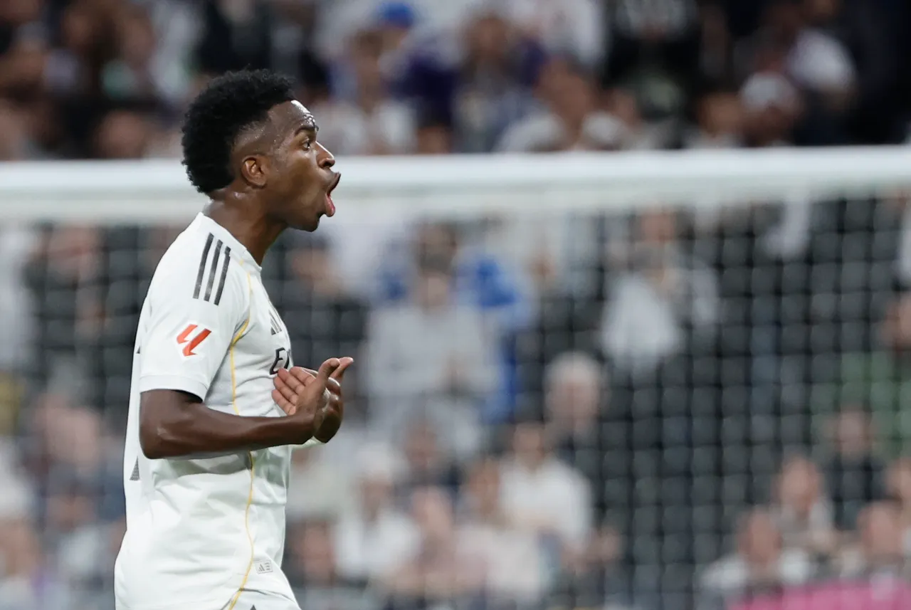 El delantero del Real Madrid Vinicius Jr, reacciona al ser sustituido durante el partido